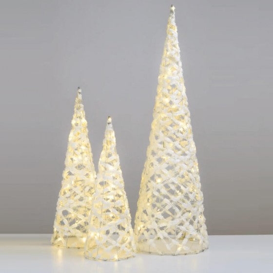 Χριστουγεννιάτικο δέντρο στολισμένο με λευκό βαμβακερό νήμα LED