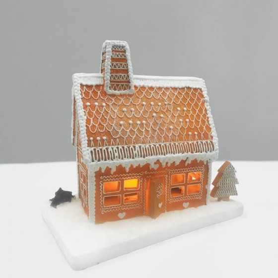 Χριστουγεννιάτικο διακοσμητικό χιονισμένο σπίτι gingerbread 25x15x23cm LED
