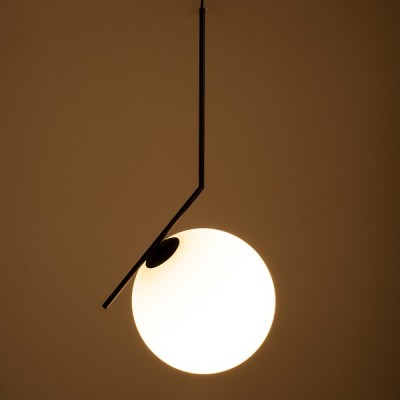 Κρεμαστό φωτιστικό γυάλινη μπάλα Φ30cm σε μαύρο γωνιακό σώμα 75cm