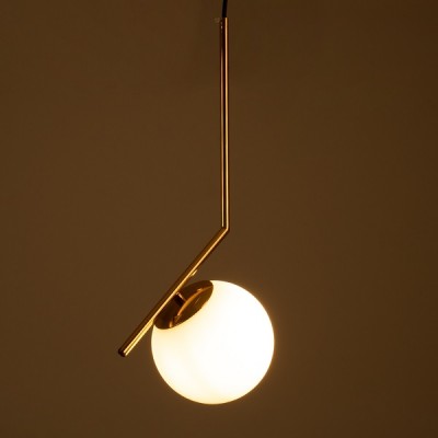 Κρεμαστό φωτιστικό γυάλινη μπάλα Φ15cm σε χρυσαφί γωνιακό σώμα 49cm